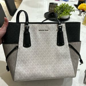 Michael Kors Voyager tote